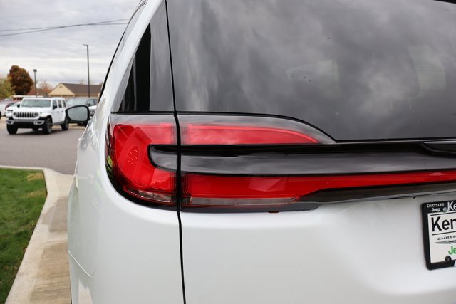 New 2026 Chrysler Pacifica Limited w/ S Appearance Package image 32