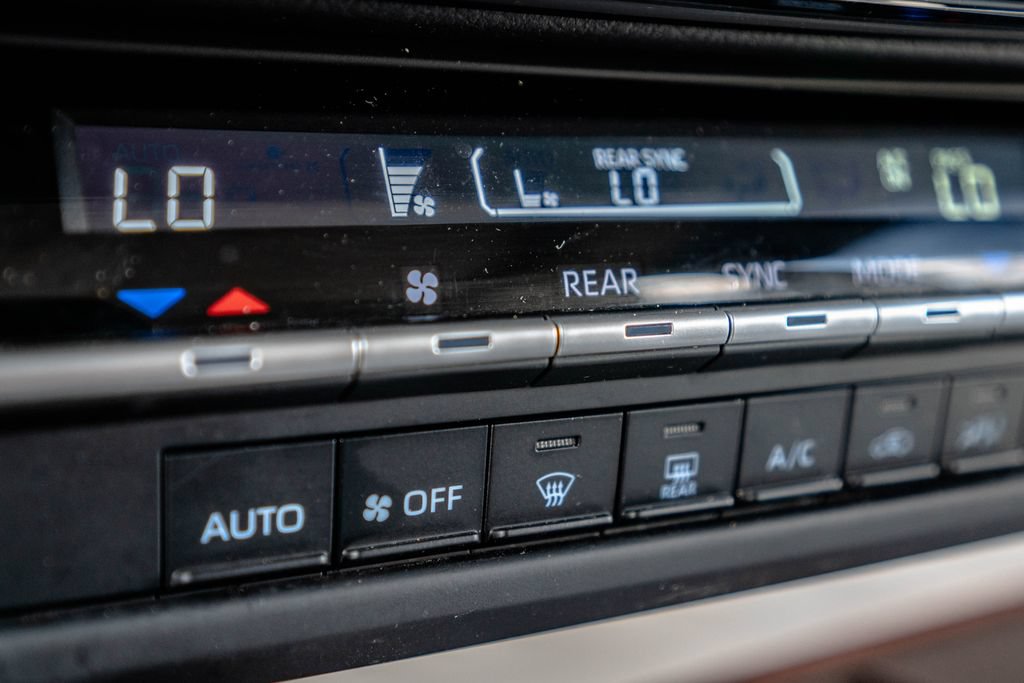 Used 2024 Toyota Sienna LE w/ LE Plus Package AWD/4WD image 30