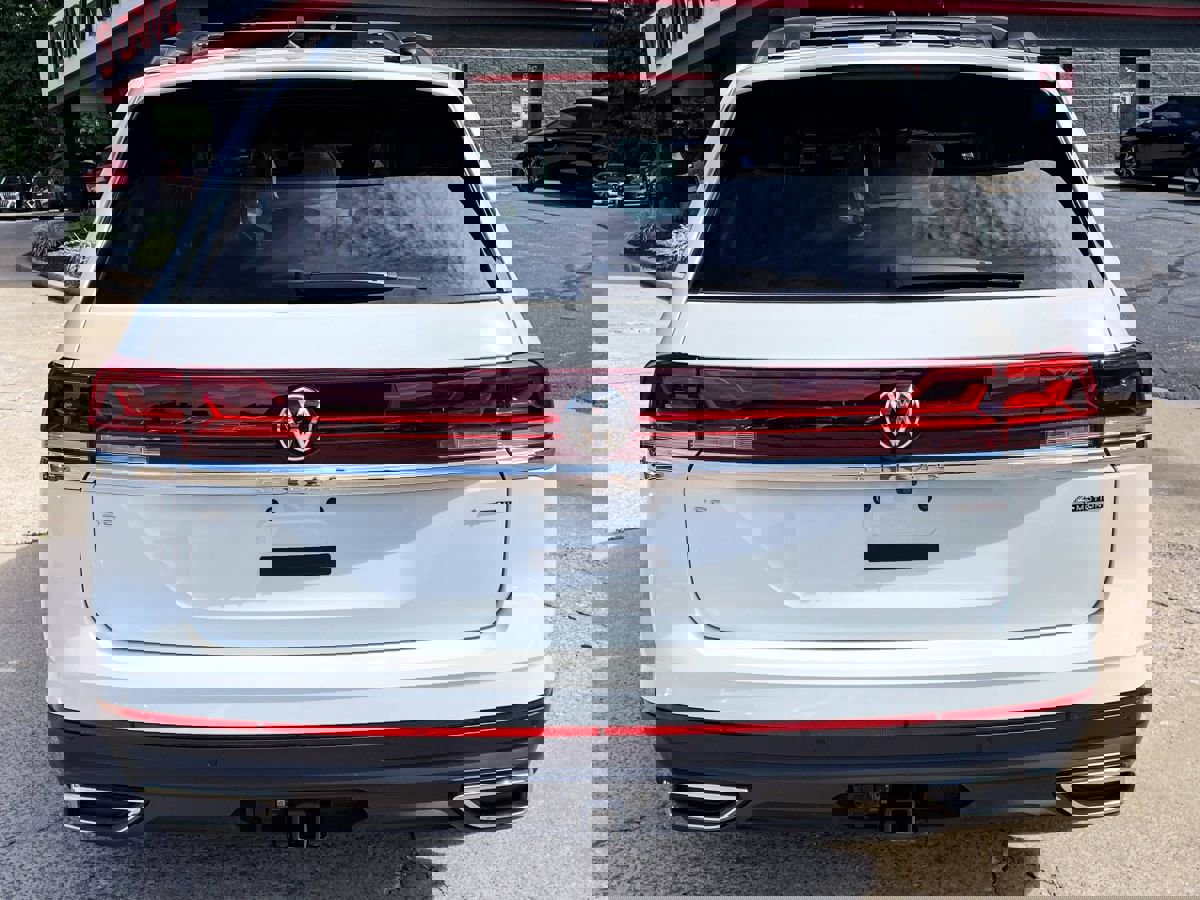 Used 2024 Volkswagen Atlas SE w/ Black Wheel Package image 8