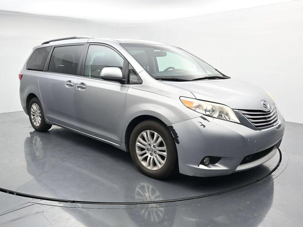 Used 2015 Toyota Sienna XLE w/ Four Season Floor Mat Package FWD image 2