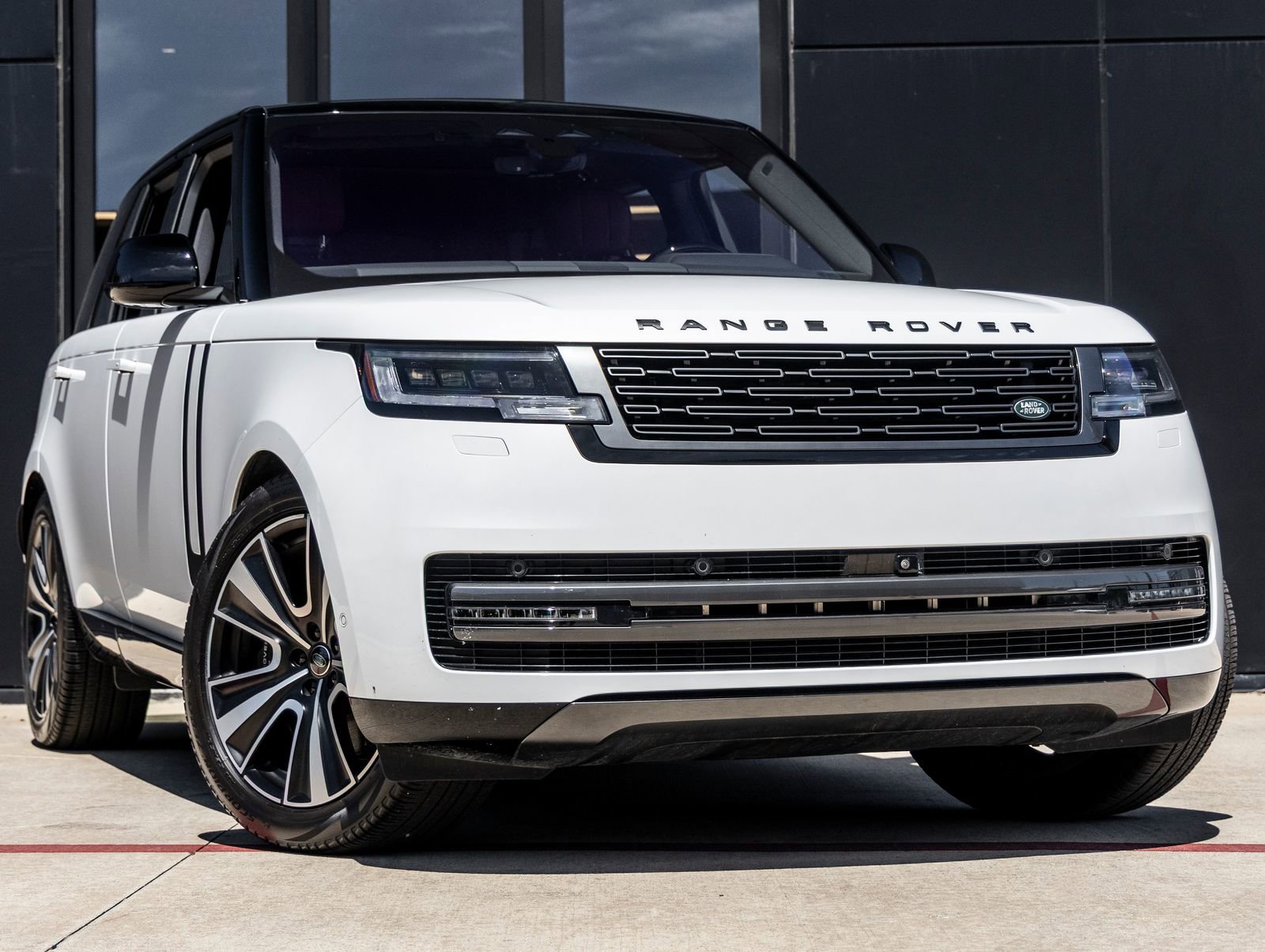 Used 2023 Land Rover Range Rover SE image 2