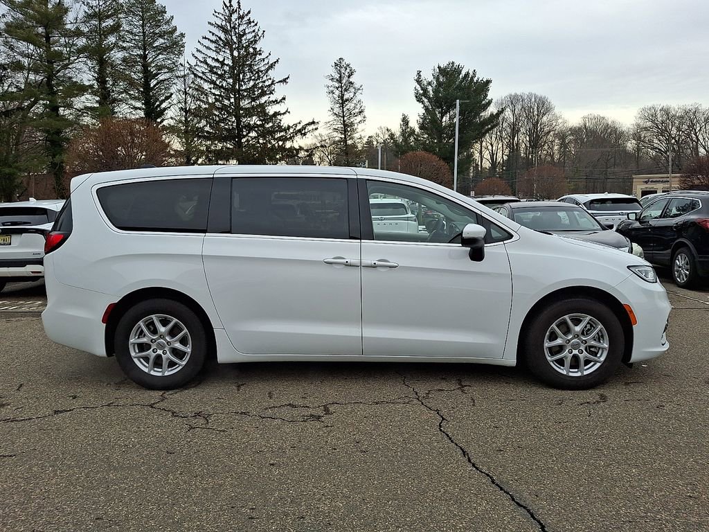 Used 2023 Chrysler Pacifica Touring-L image 9