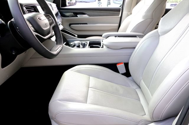 Used 2023 Jeep Wagoneer L Series III w/ Premium Group I AWD/4WD image 9