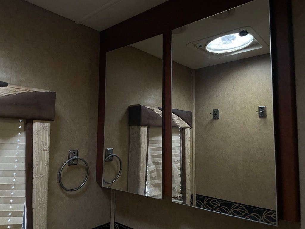 Used 2013 Ford E-450 and Econoline 450 Super Duty w/ Motorhome Prep Pkg RWD image 91