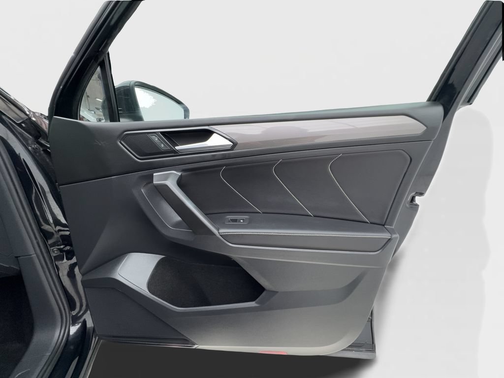 Used 2022 Volkswagen Tiguan SE w/ Panoramic Sunroof Package FWD image 37