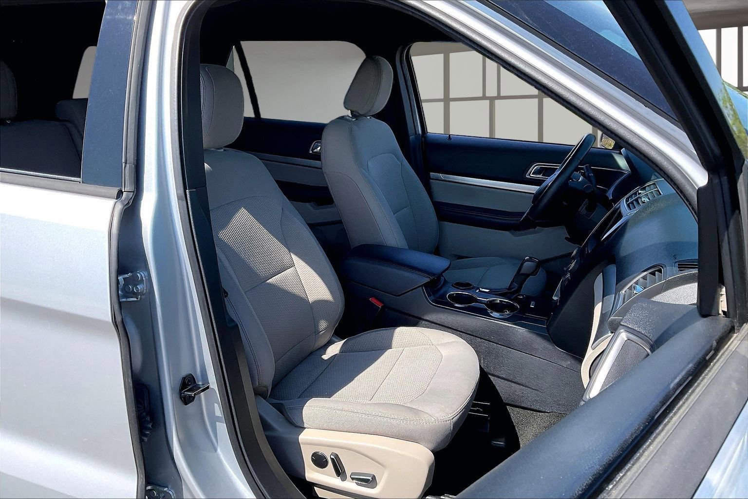 Used 2018 Ford Explorer XLT w/ Equipment Group 201A FWD image 30