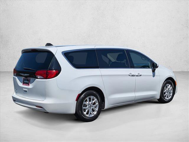 Used 2023 Chrysler Voyager LX FWD image 5