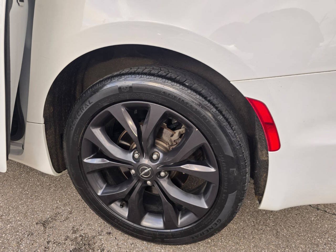 Used 2020 Chrysler Pacifica Touring w/ Advanced Safetytec Group FWD image 44