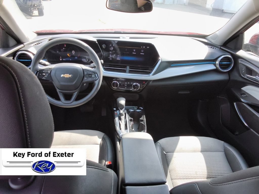 Used 2025 Chevrolet Trax LT FWD image 19