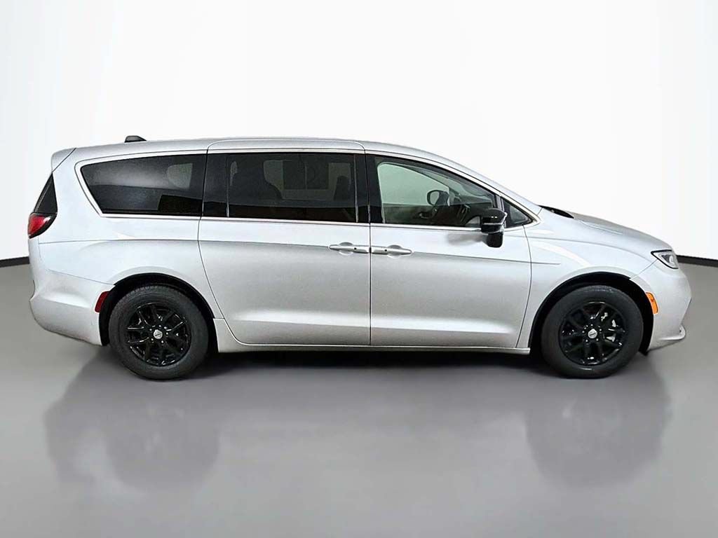 Used 2024 Chrysler Pacifica Touring-L FWD image 16