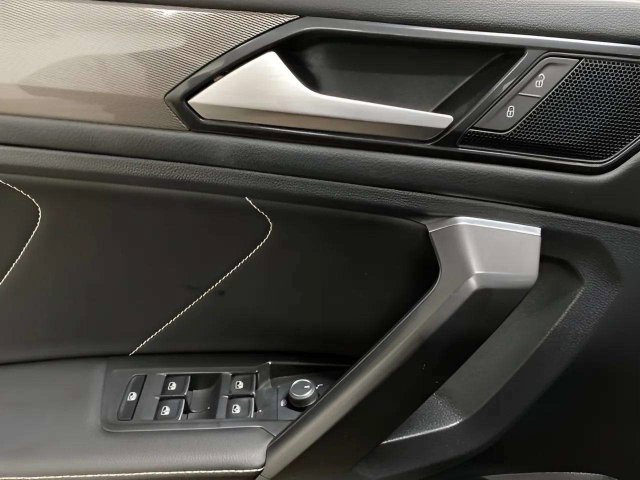 Used 2023 Volkswagen Tiguan SE w/ Panoramic Sunroof Package FWD image 31