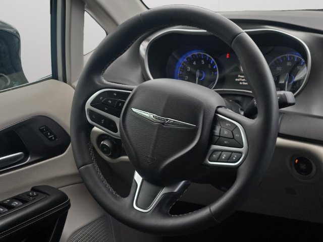 Used 2024 Chrysler Pacifica Touring-L FWD image 19