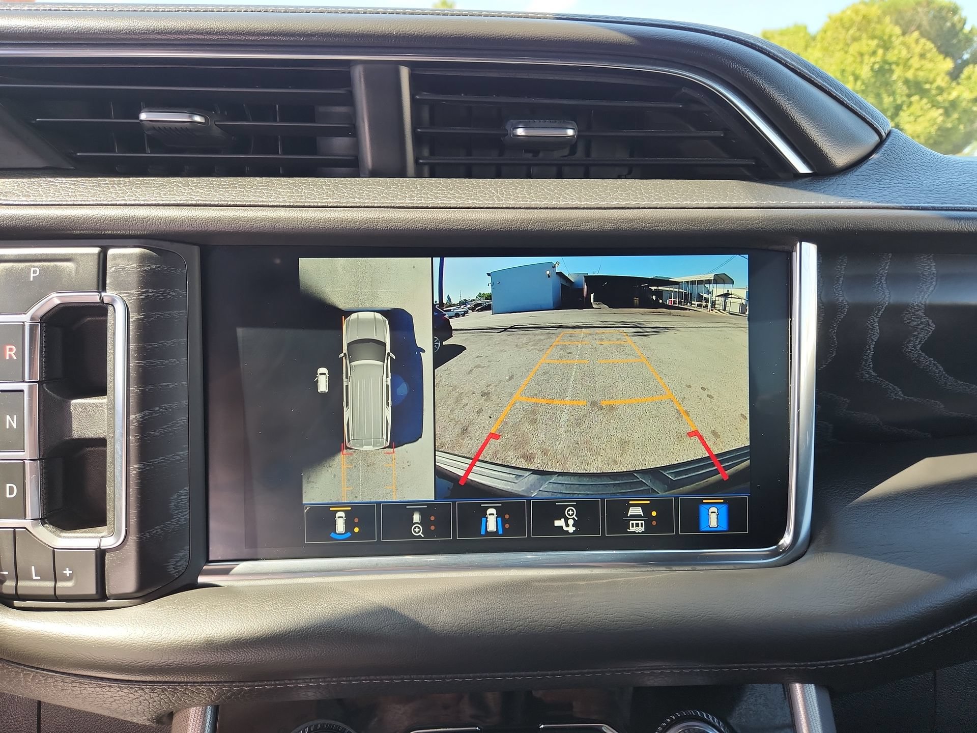 Used 2023 GMC Yukon XL Denali AWD/4WD image 24