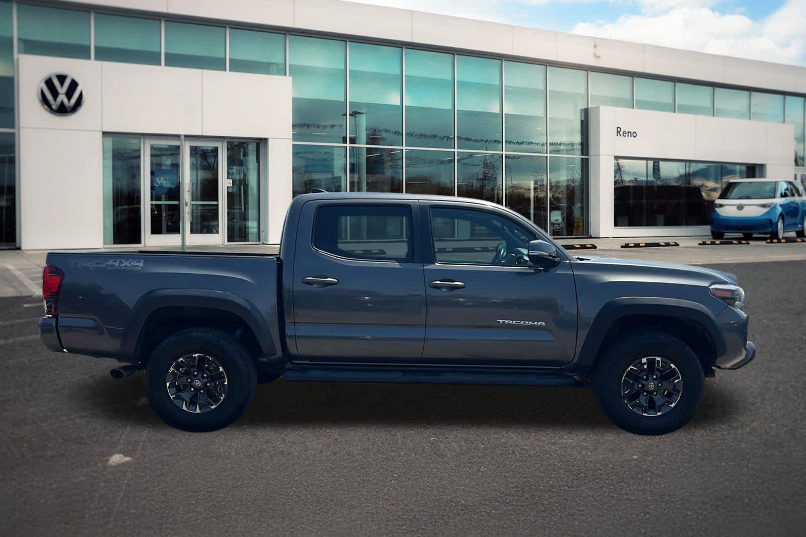 Used 2017 Toyota Tacoma TRD Off-Road w/ Premium & Technology Package AWD/4WD image 4