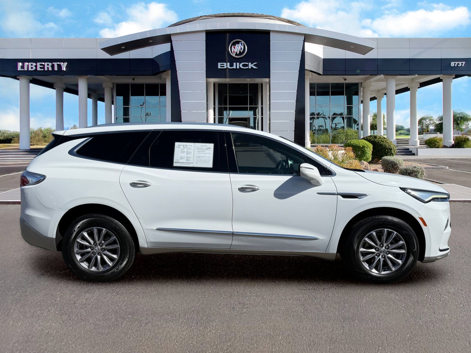 Used 2023 Buick Enclave Essence FWD image 2