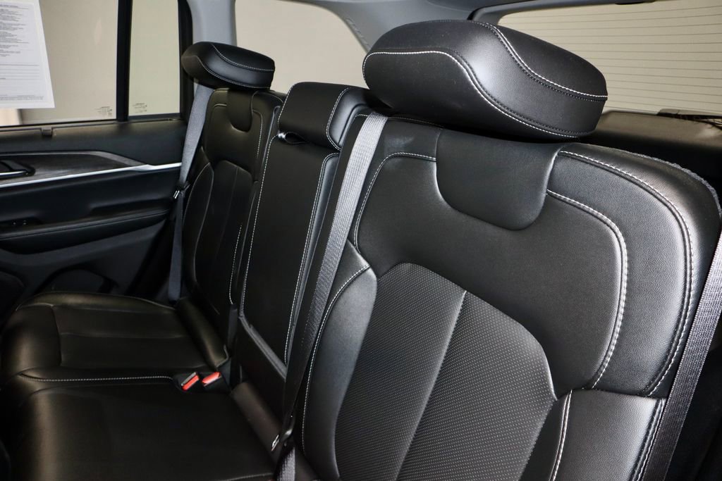 Used 2024 Jeep Grand Cherokee Limited w/ Luxury Tech Group II image 22