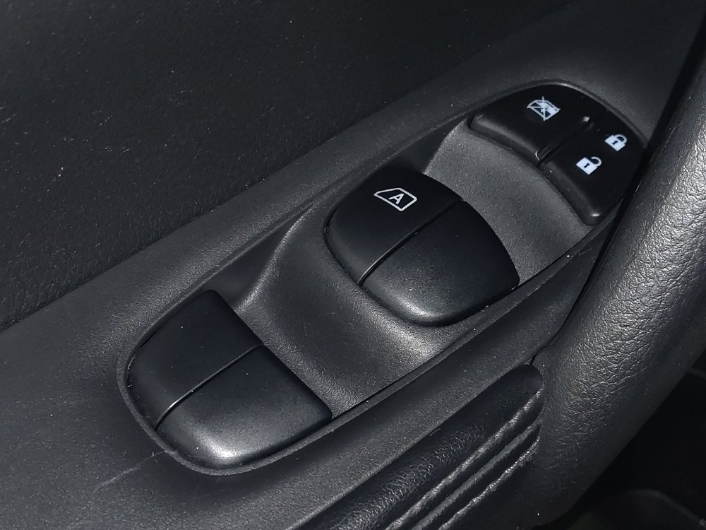 Used 2020 Nissan Rogue S image 27