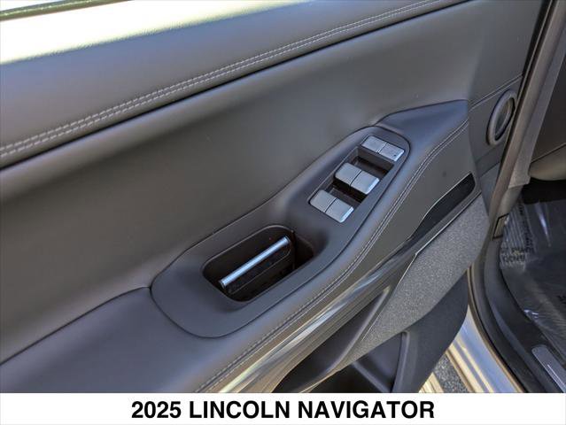 Used 2025 Lincoln Navigator Reserve w/ Jet Appearance Package image 11
