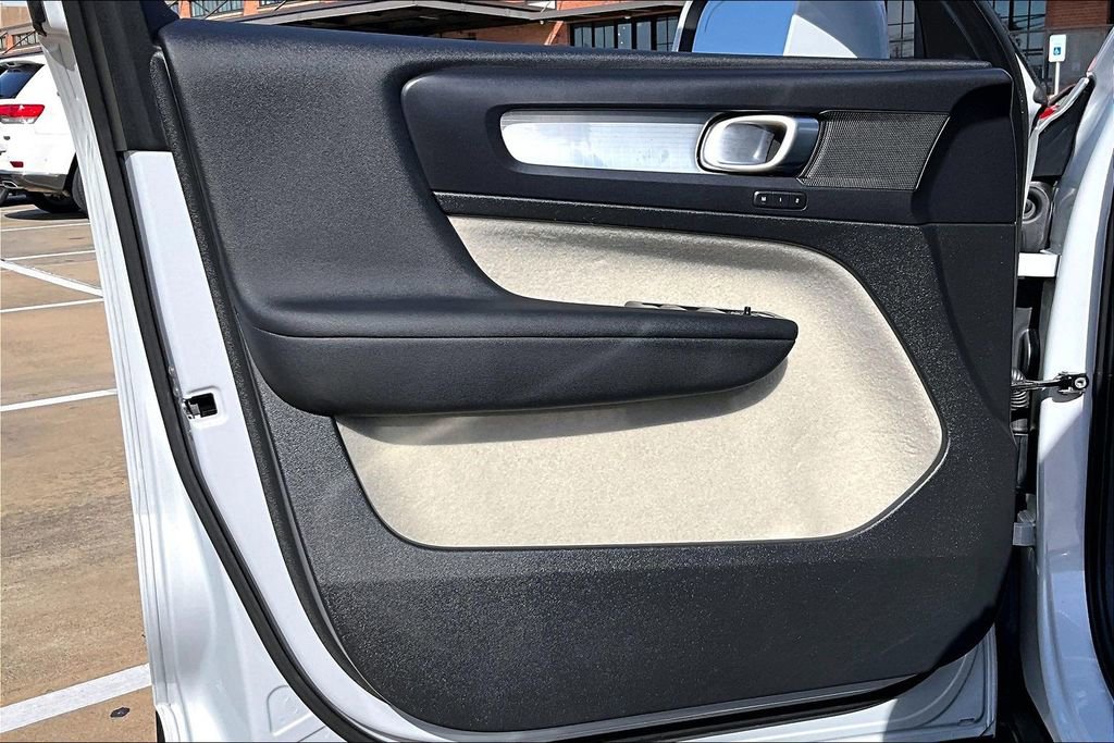 Used 2021 Volvo XC40 T5 Momentum w/ Premium Package image 21