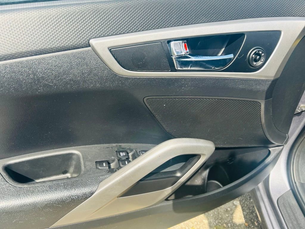 Used 2017 Hyundai Veloster image 17