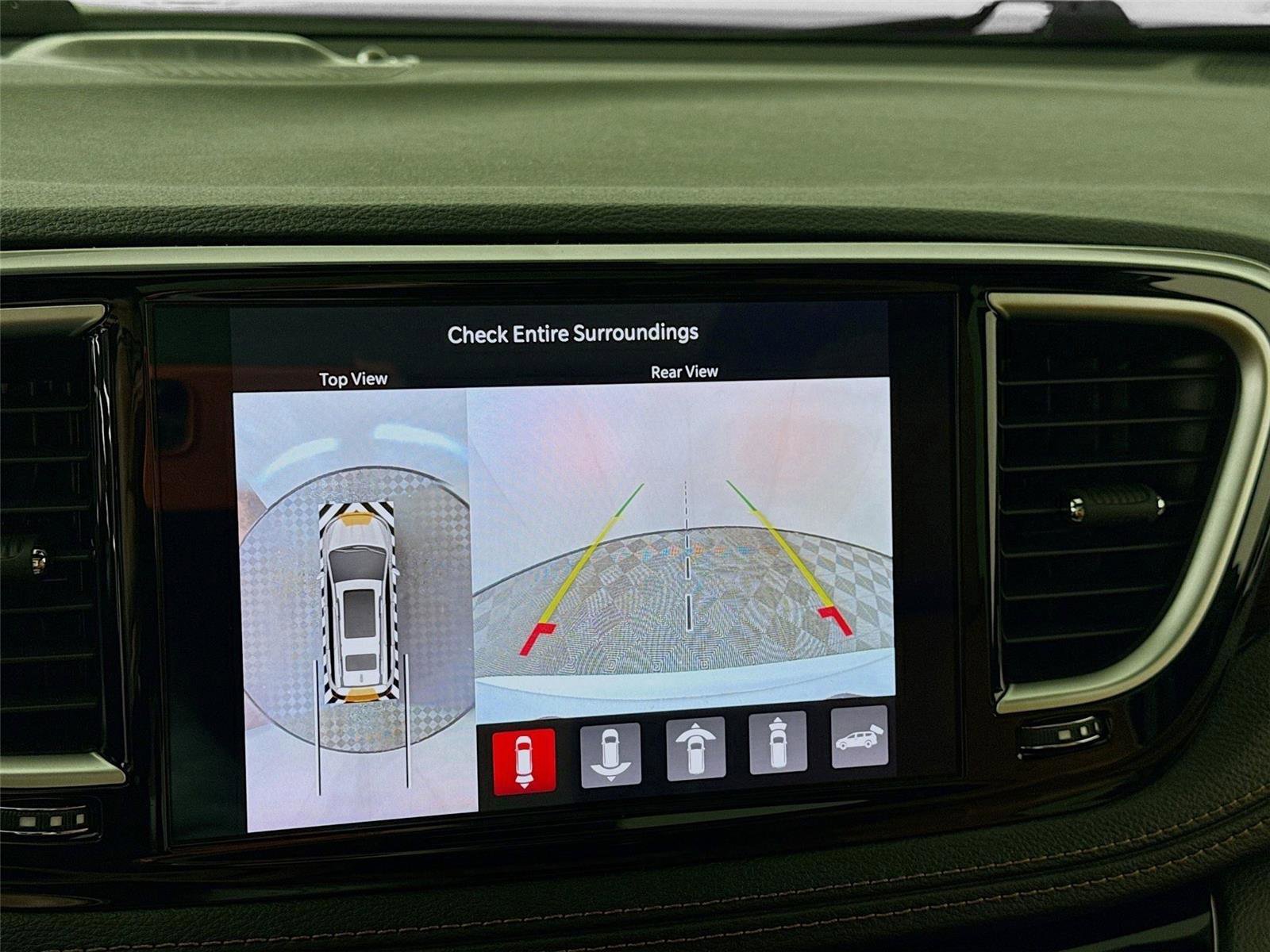 Used 2023 Chrysler Pacifica Pinnacle image 8