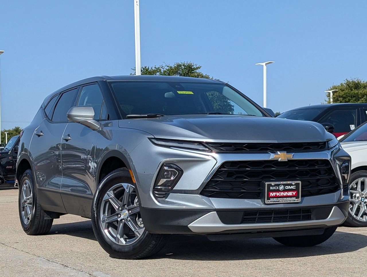 Used 2025 Chevrolet Blazer LT FWD image 2