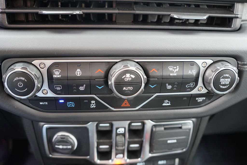 Certified 2025 Jeep Wrangler Unlimited Sahara image 26