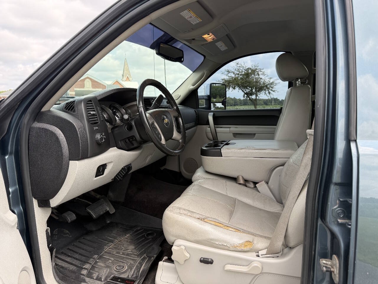 Used 2011 Chevrolet Silverado 2500 LT w/ Interior Plus Package AWD/4WD image 10
