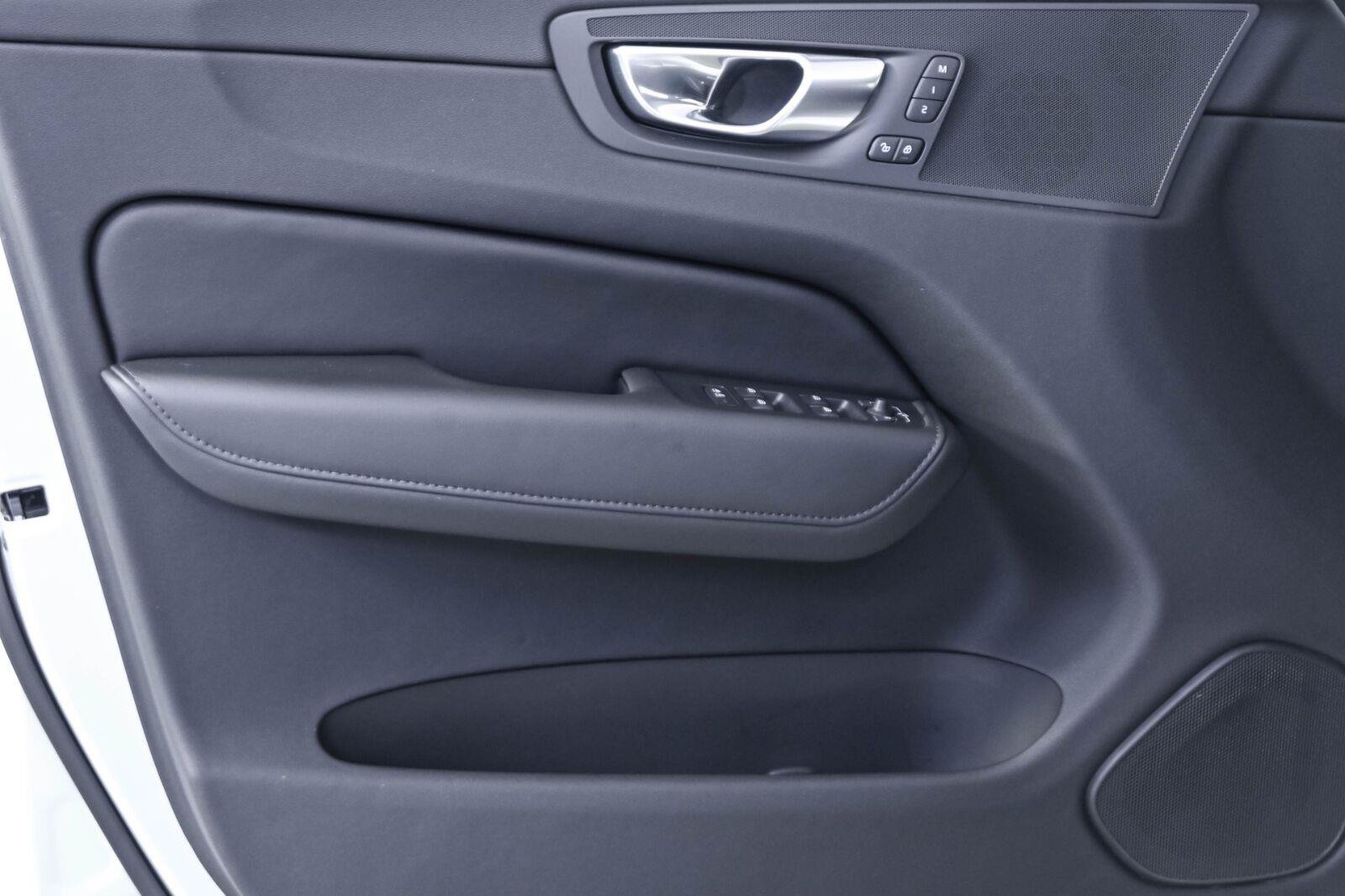 Certified 2025 Volvo XC60 B5 Plus w/ Protection Package Premier AWD/4WD image 6
