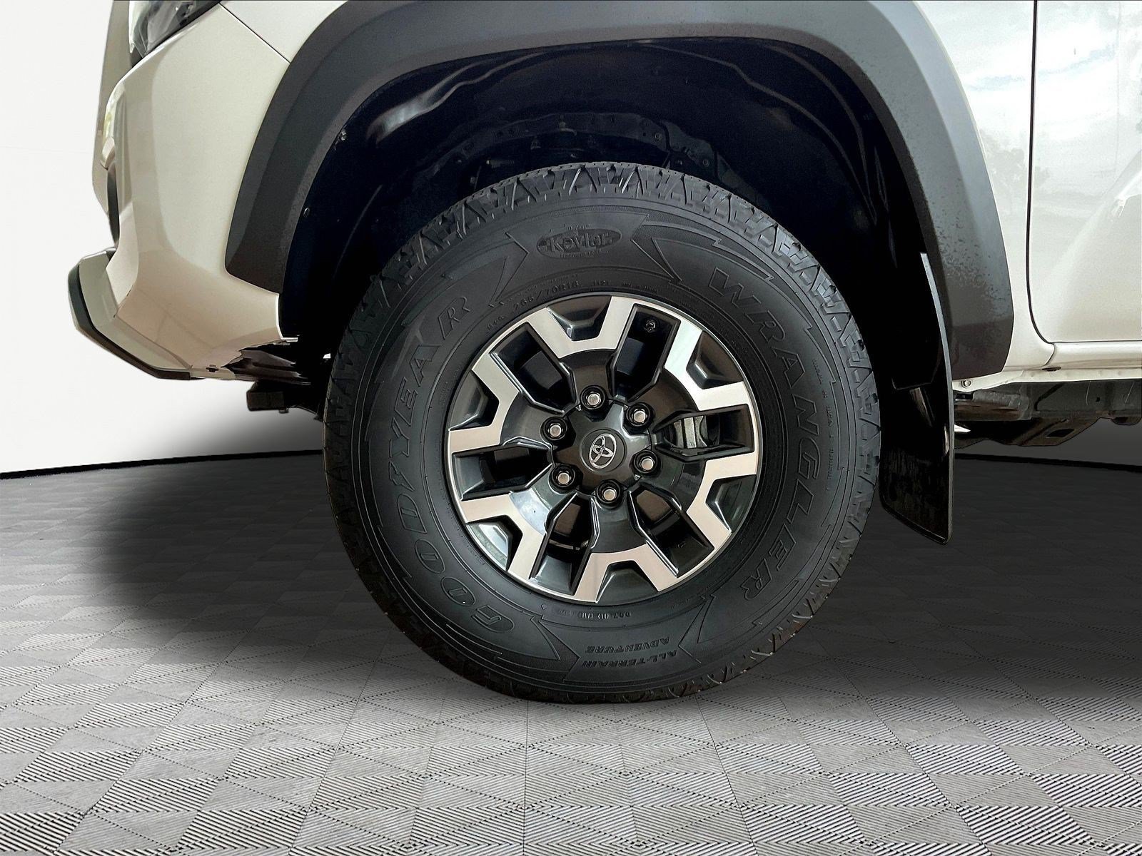 Used 2020 Toyota Tacoma TRD Off-Road w/ Technology Package AWD/4WD image 33