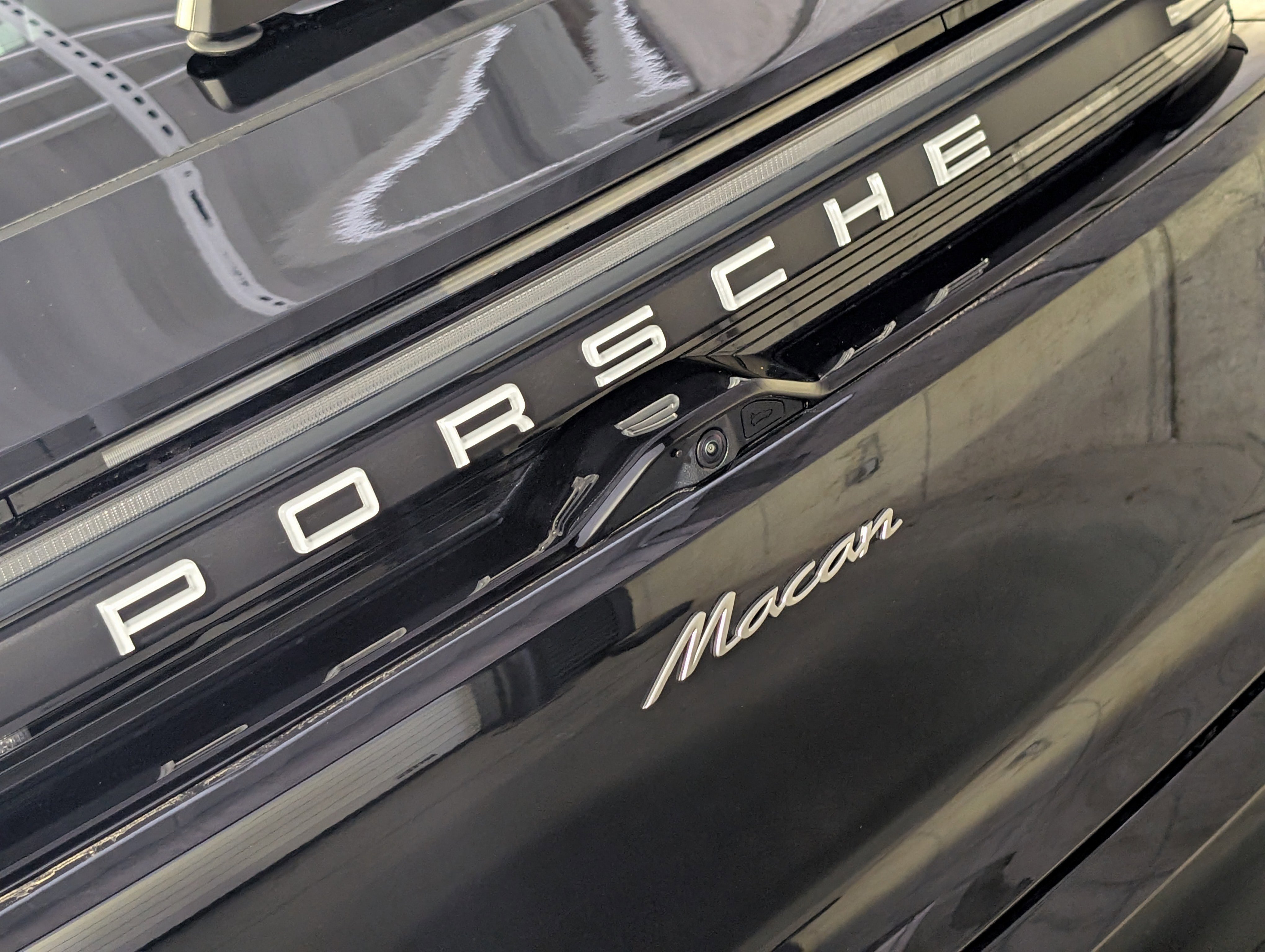 Certified 2025 Porsche Macan Electric image 17