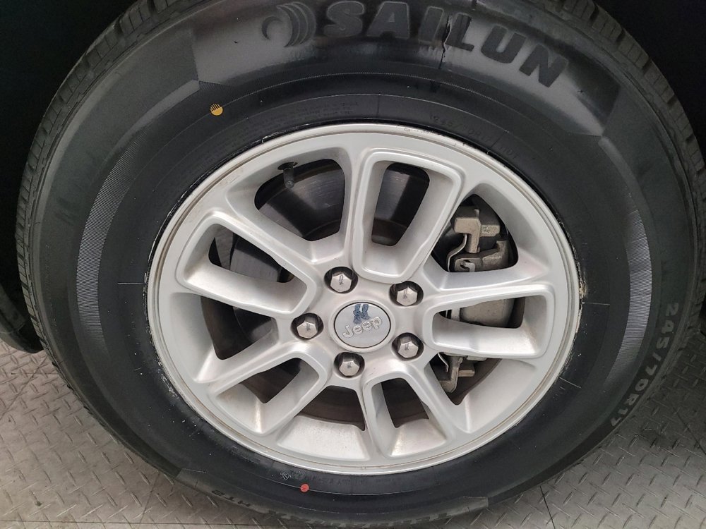 Used 2018 Jeep Grand Cherokee Laredo RWD image 31