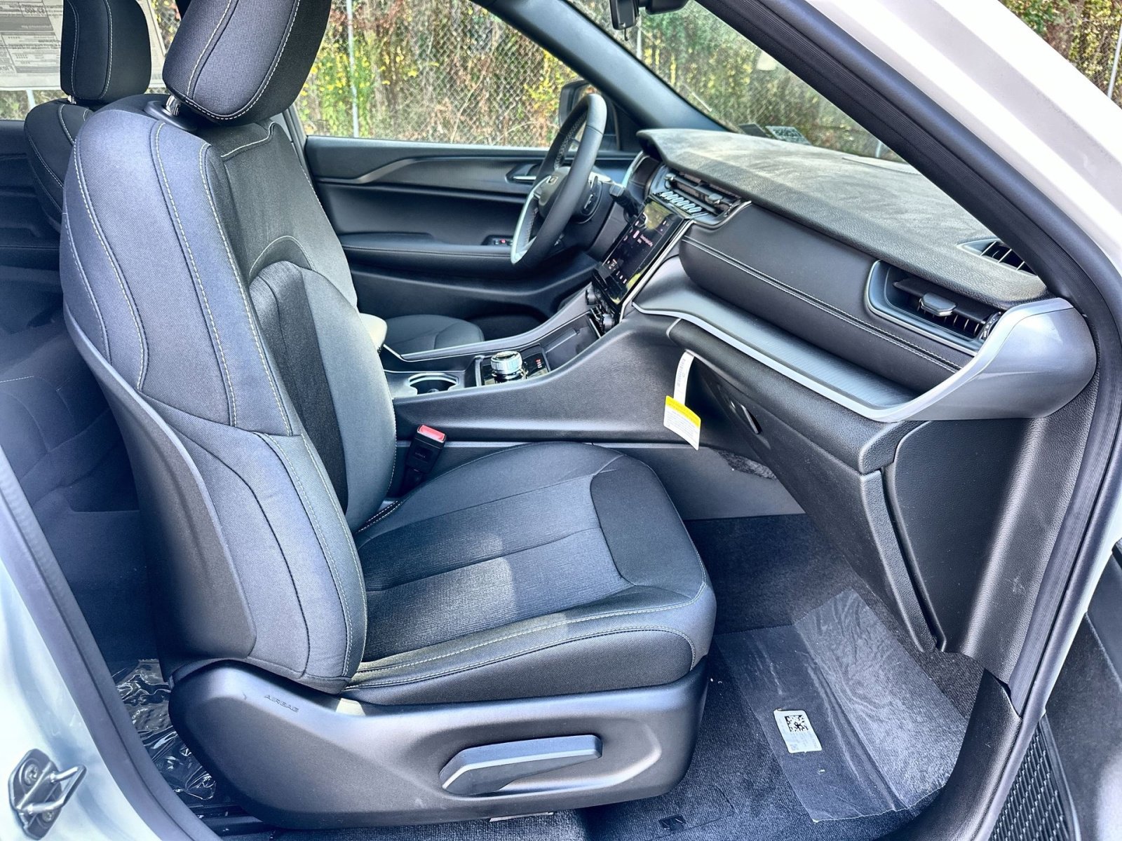 New 2025 Jeep Grand Cherokee Laredo w/ Luxury Tech Group I image 26