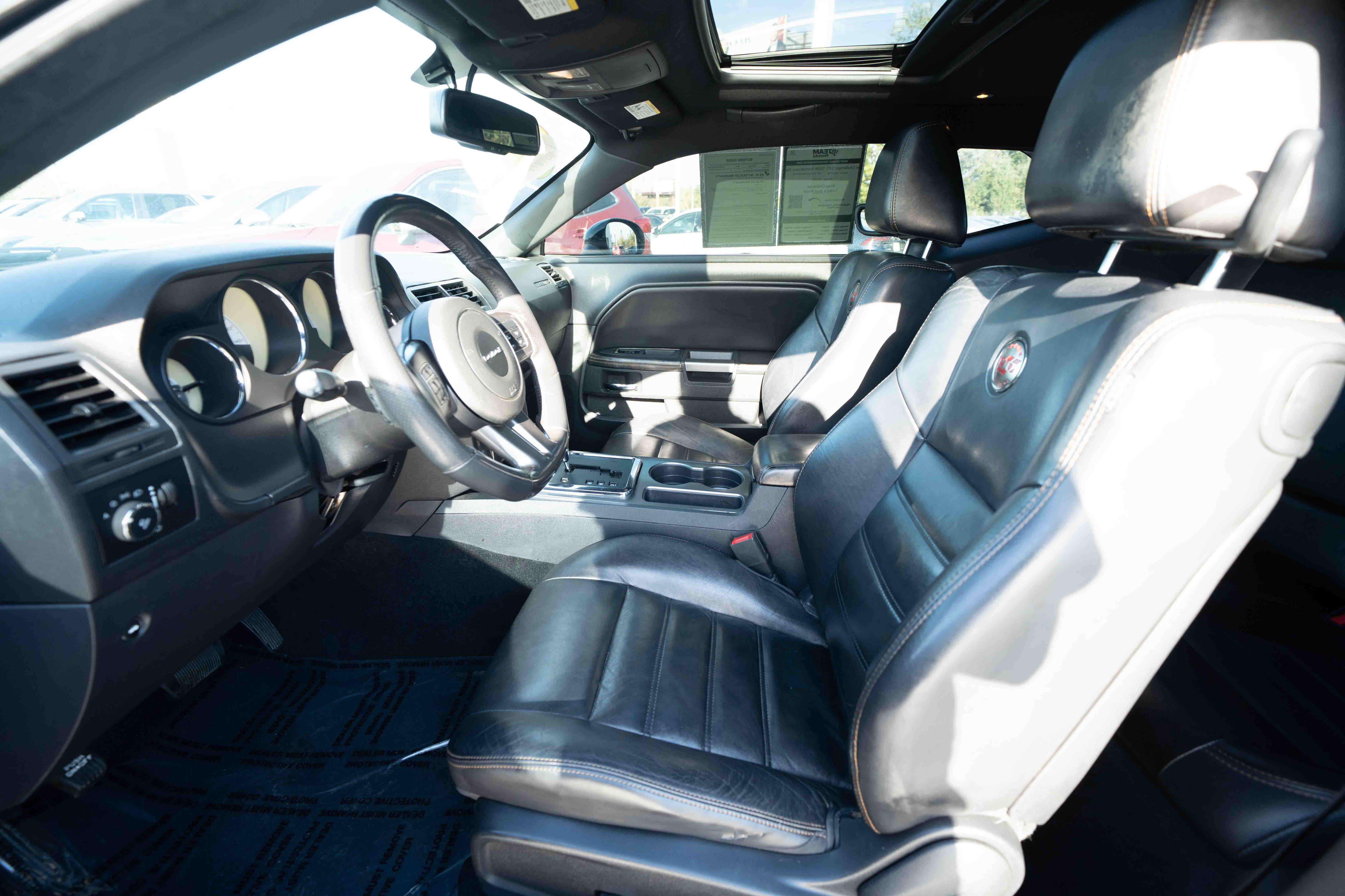 Used 2014 Dodge Challenger SXT RWD image 9