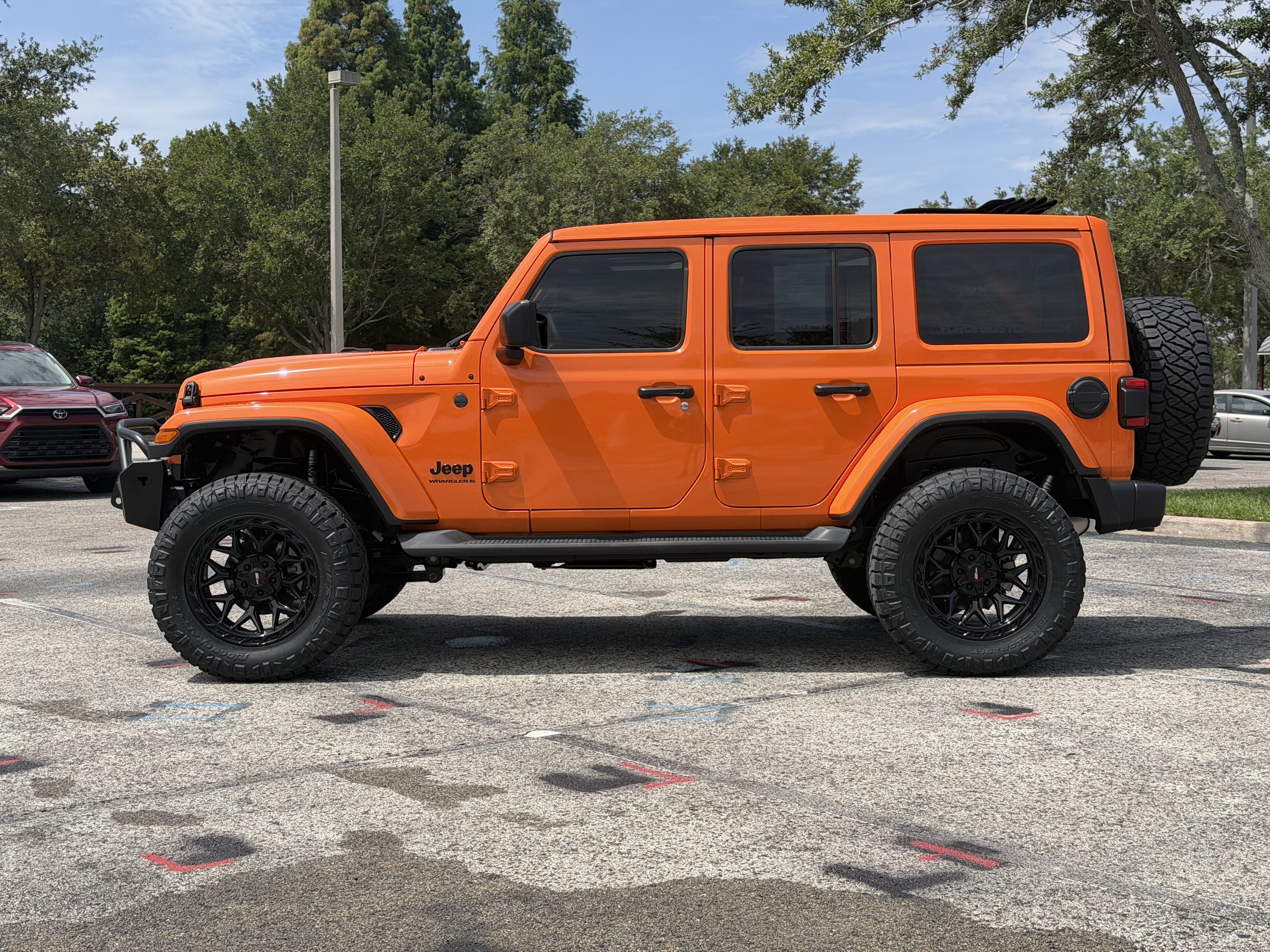 Used 2025 Jeep Wrangler Unlimited Sahara AWD/4WD image 3
