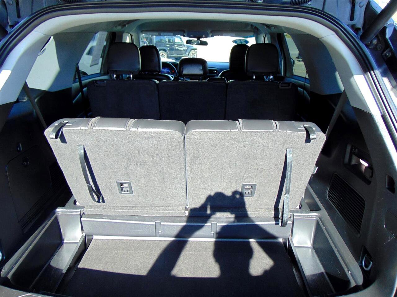 Used 2023 Ford Explorer XLT w/ Equipment Group 202A image 10