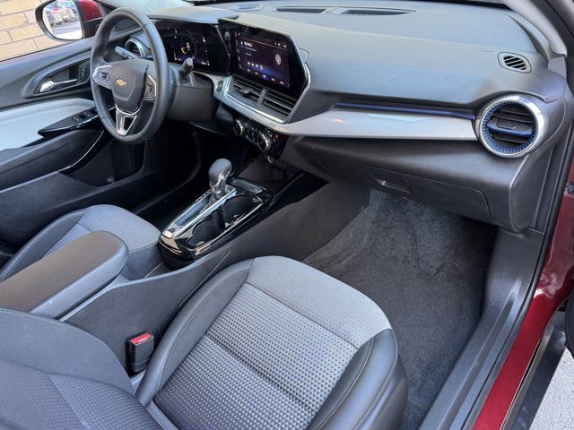 Used 2025 Chevrolet Trax LT w/ LT Convenience Package image 7