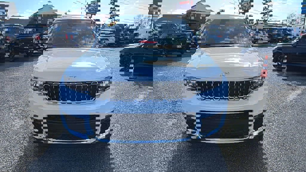 Used 2023 Jeep Grand Cherokee L Limited w/ Luxury Tech Group II image 2