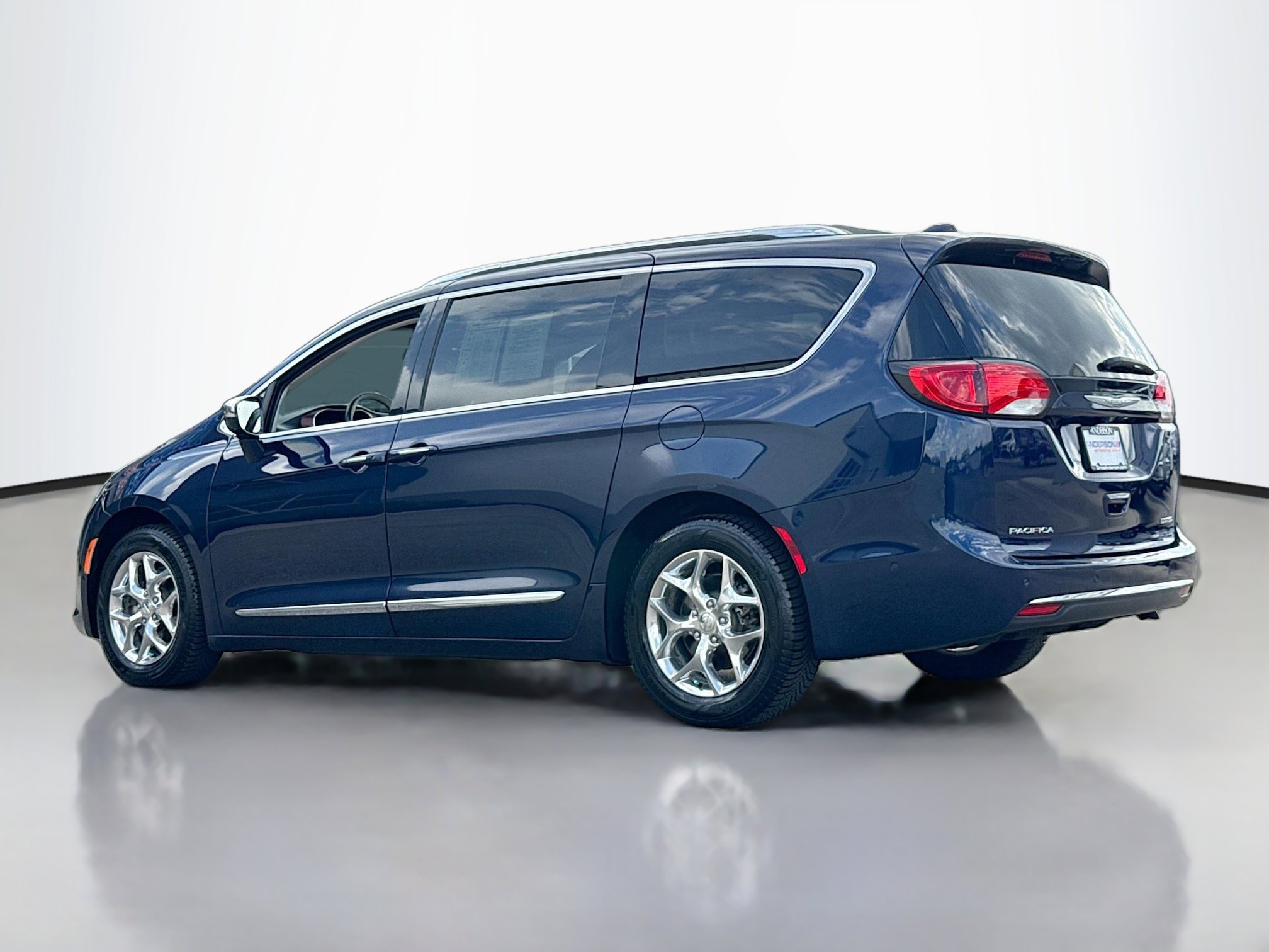 Used 2017 Chrysler Pacifica Limited w/ UConnect Theater Package FWD image 14