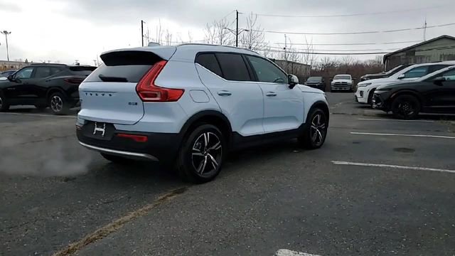 Used 2025 Volvo XC40 B5 Core image 8