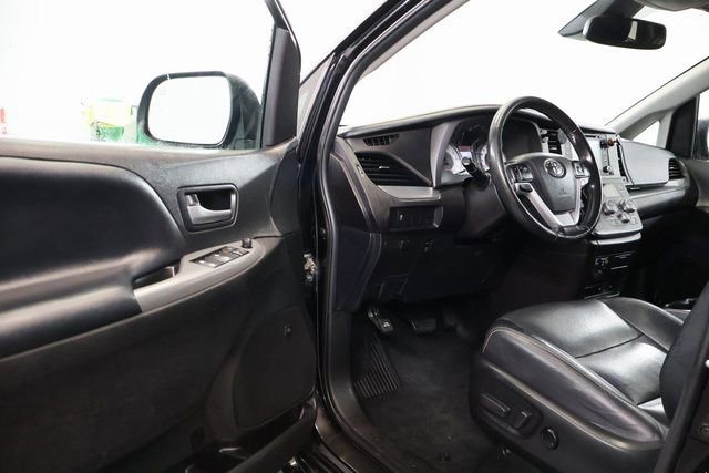 Used 2019 Toyota Sienna SE image 6