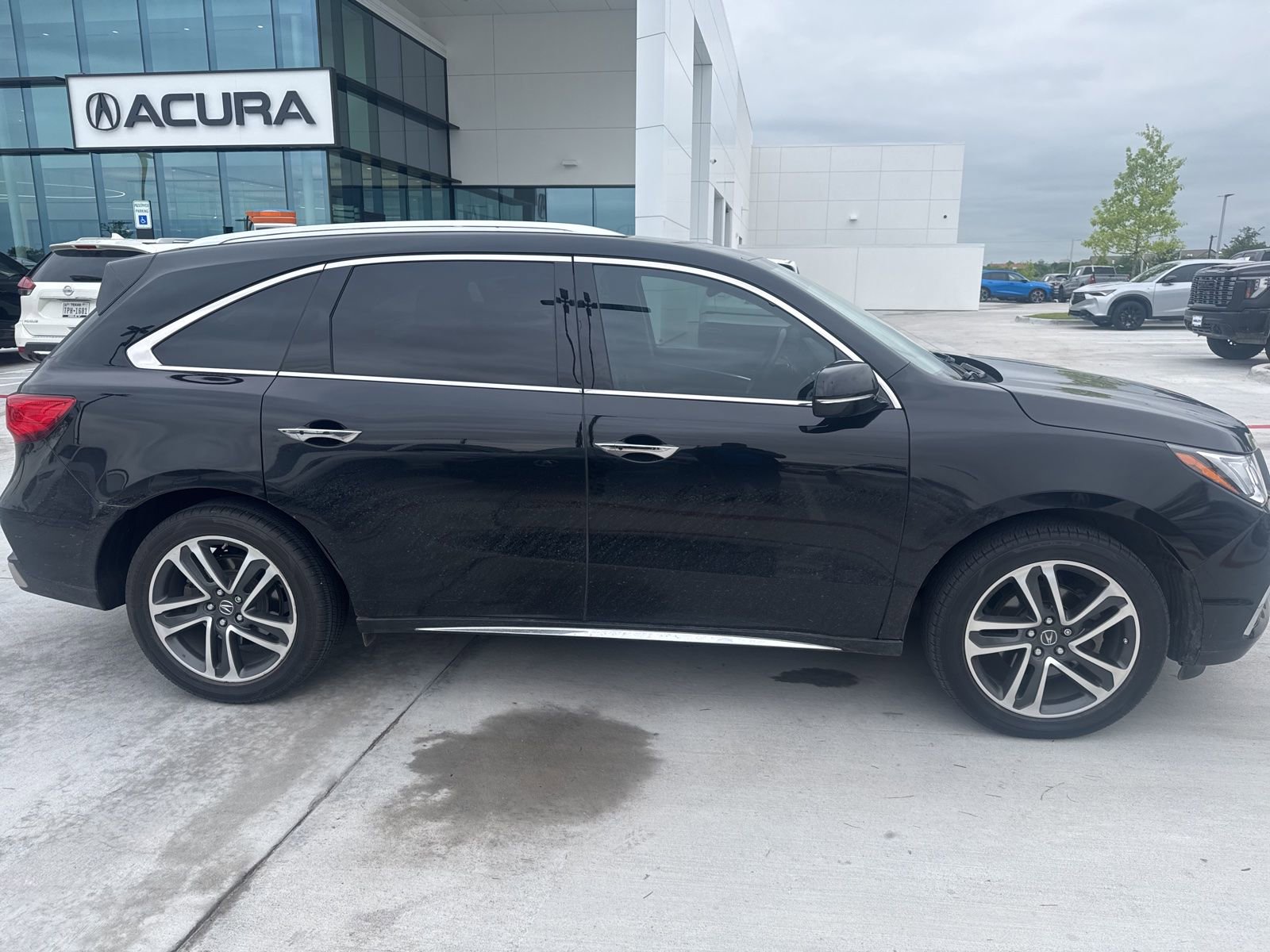 Used 2017 Acura MDX SH-AWD w/ Advance Package image 2