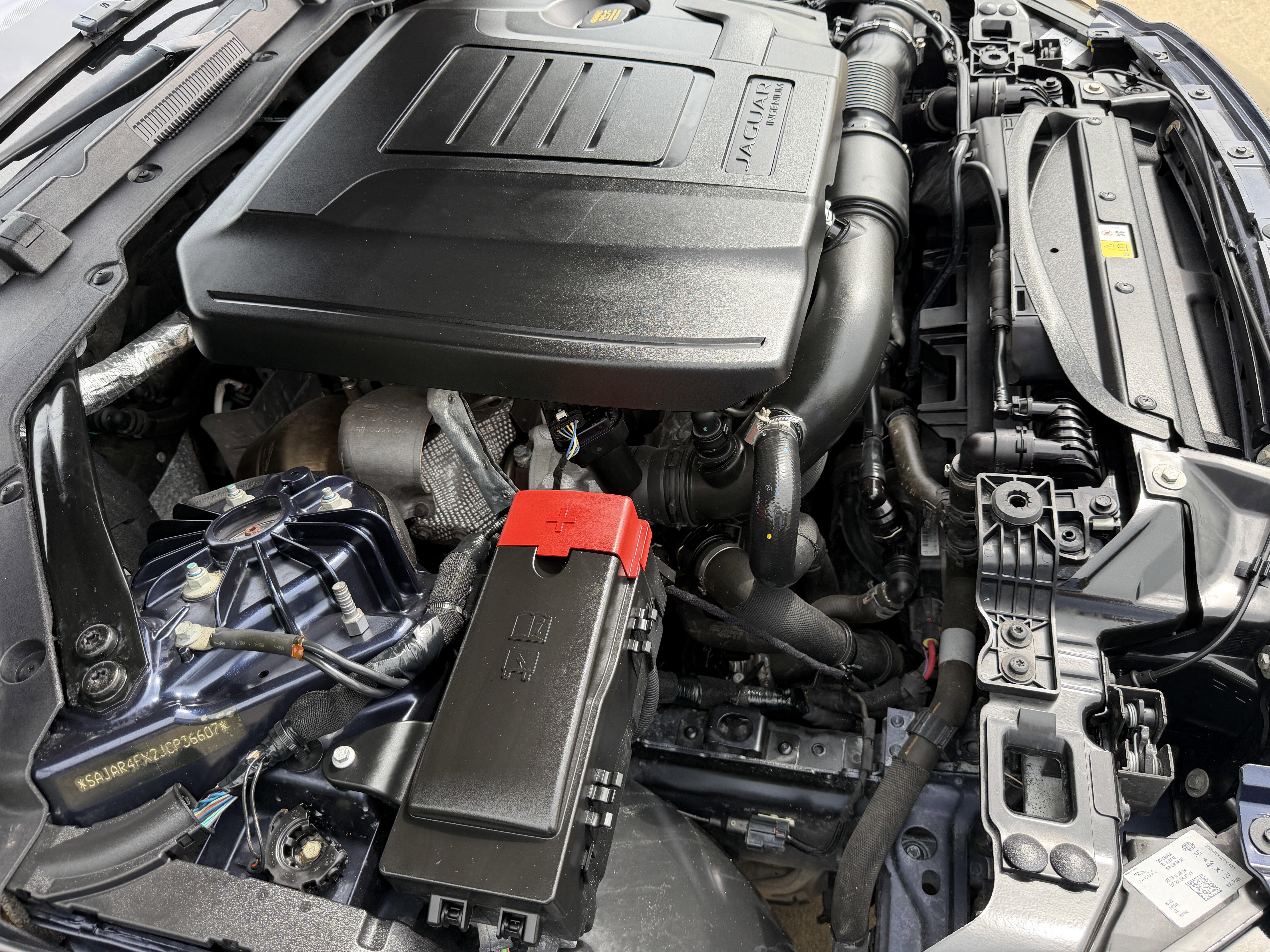 Used 2018 Jaguar XE image 39