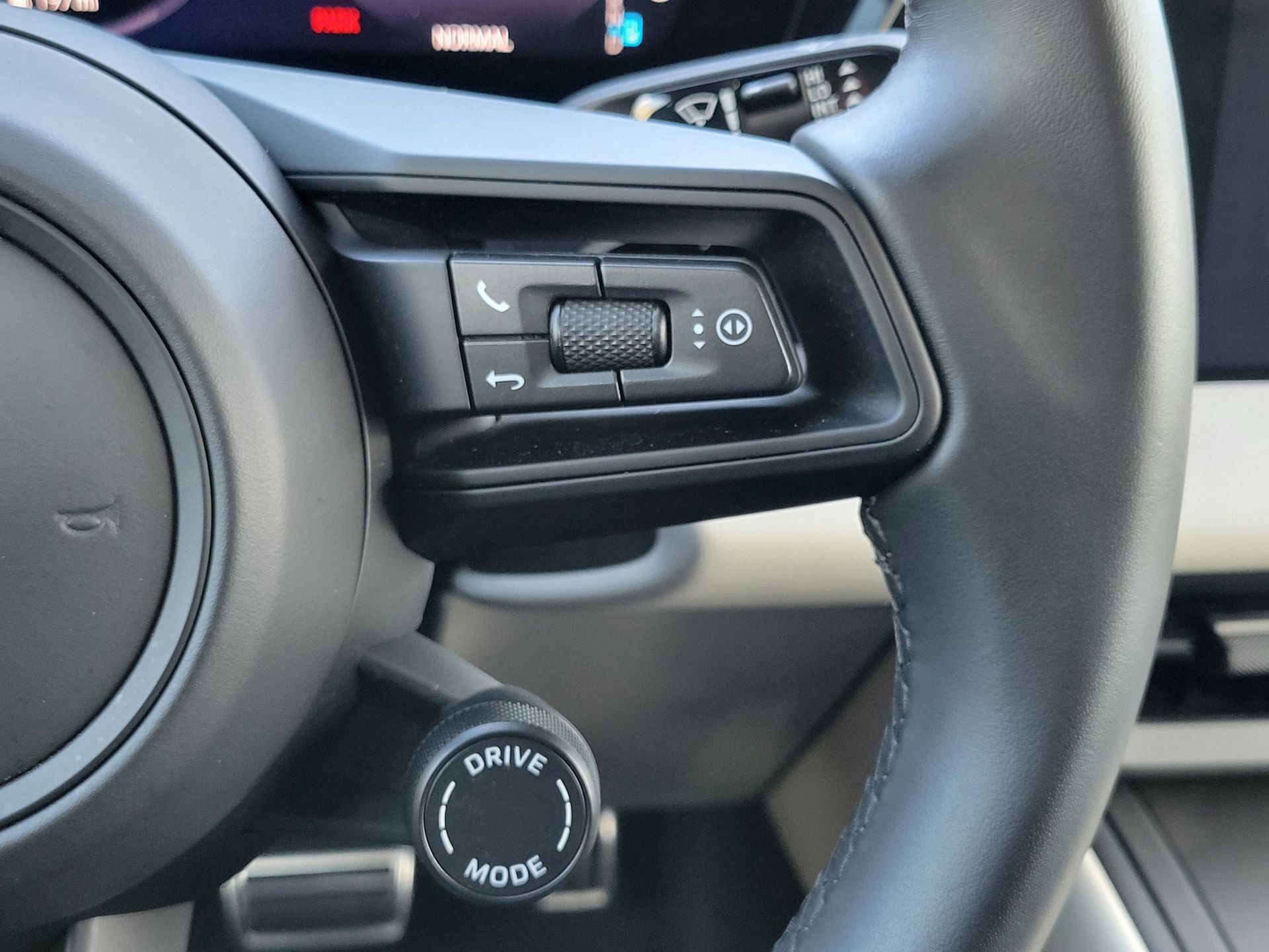 Used 2025 Porsche Macan 4S Electric image 14
