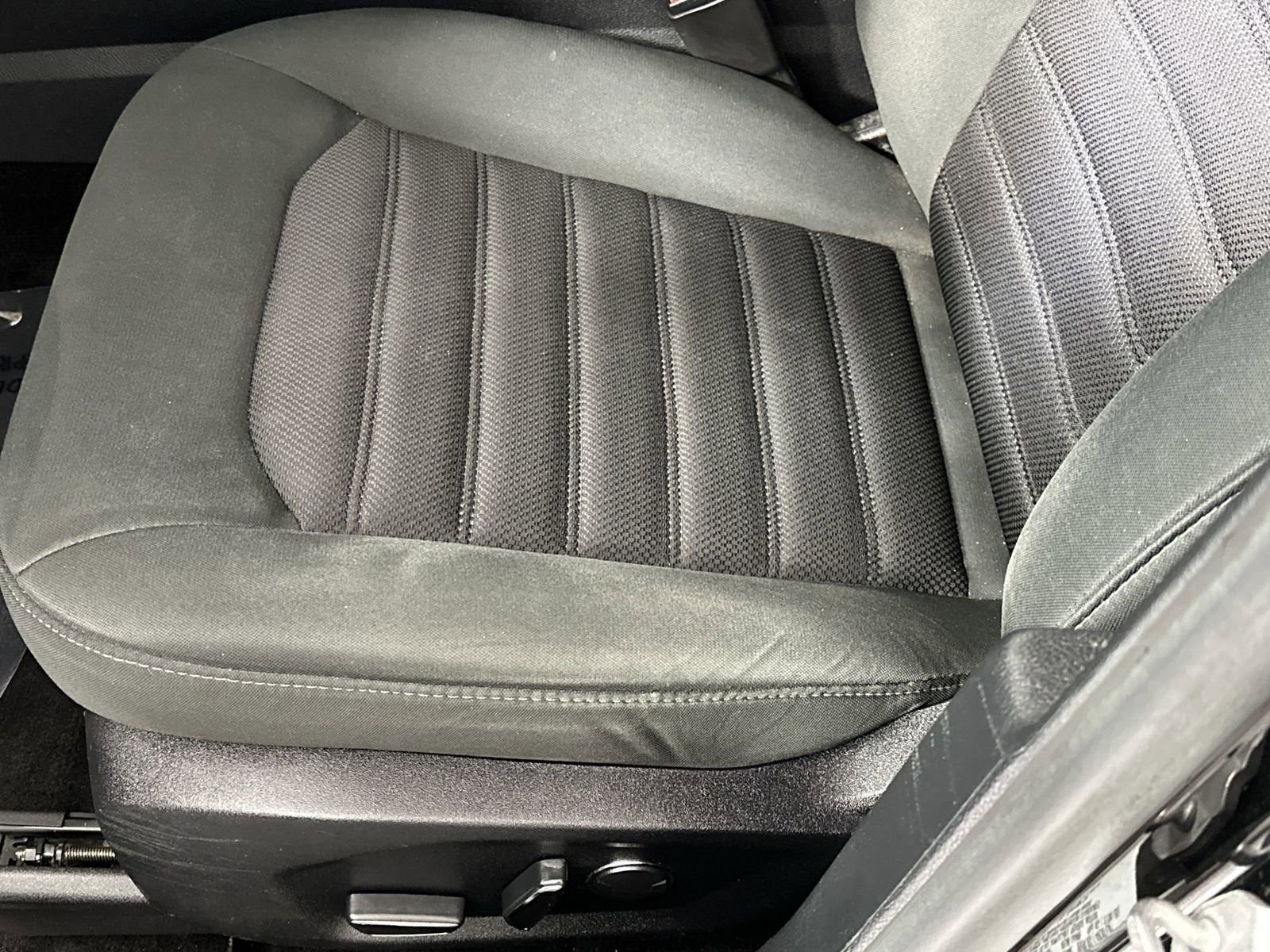 Used 2017 Ford Fusion SE w/ Fusion SE Technology Package image 12