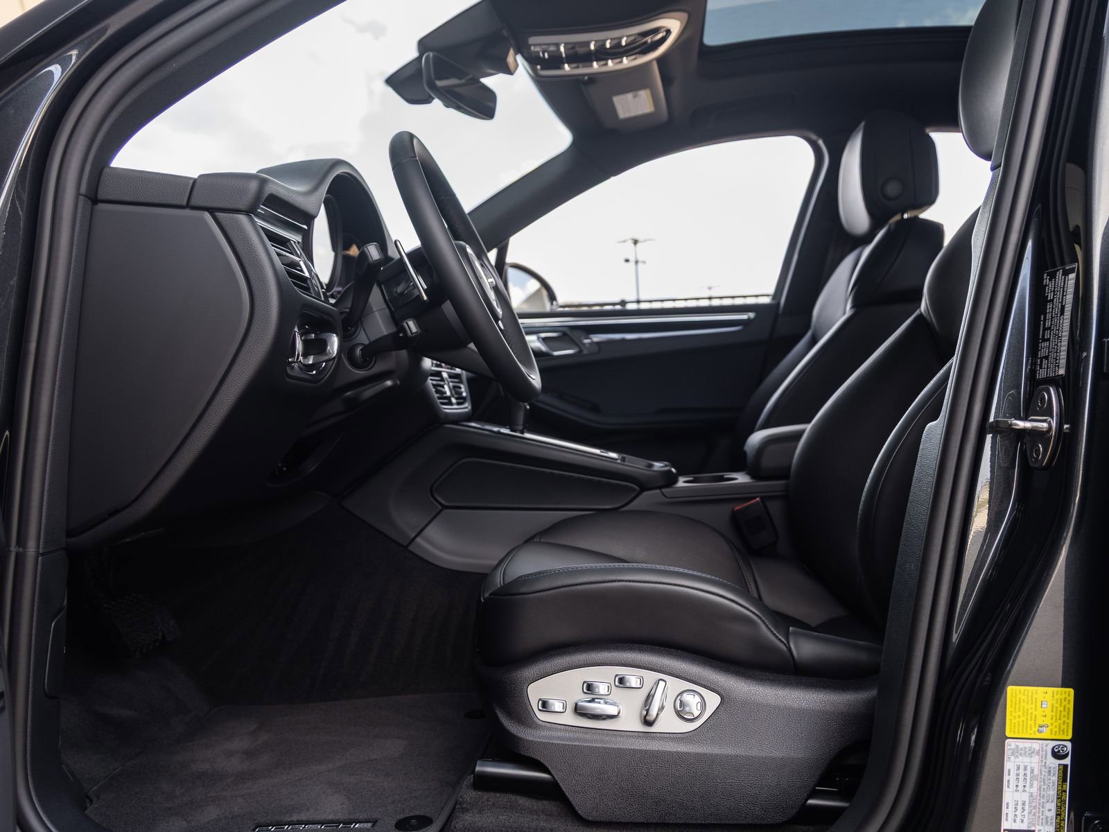Certified 2026 Porsche Macan AWD/4WD image 27