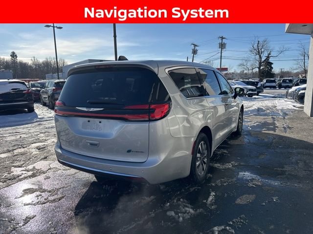 Used 2024 Chrysler Pacifica Select image 2