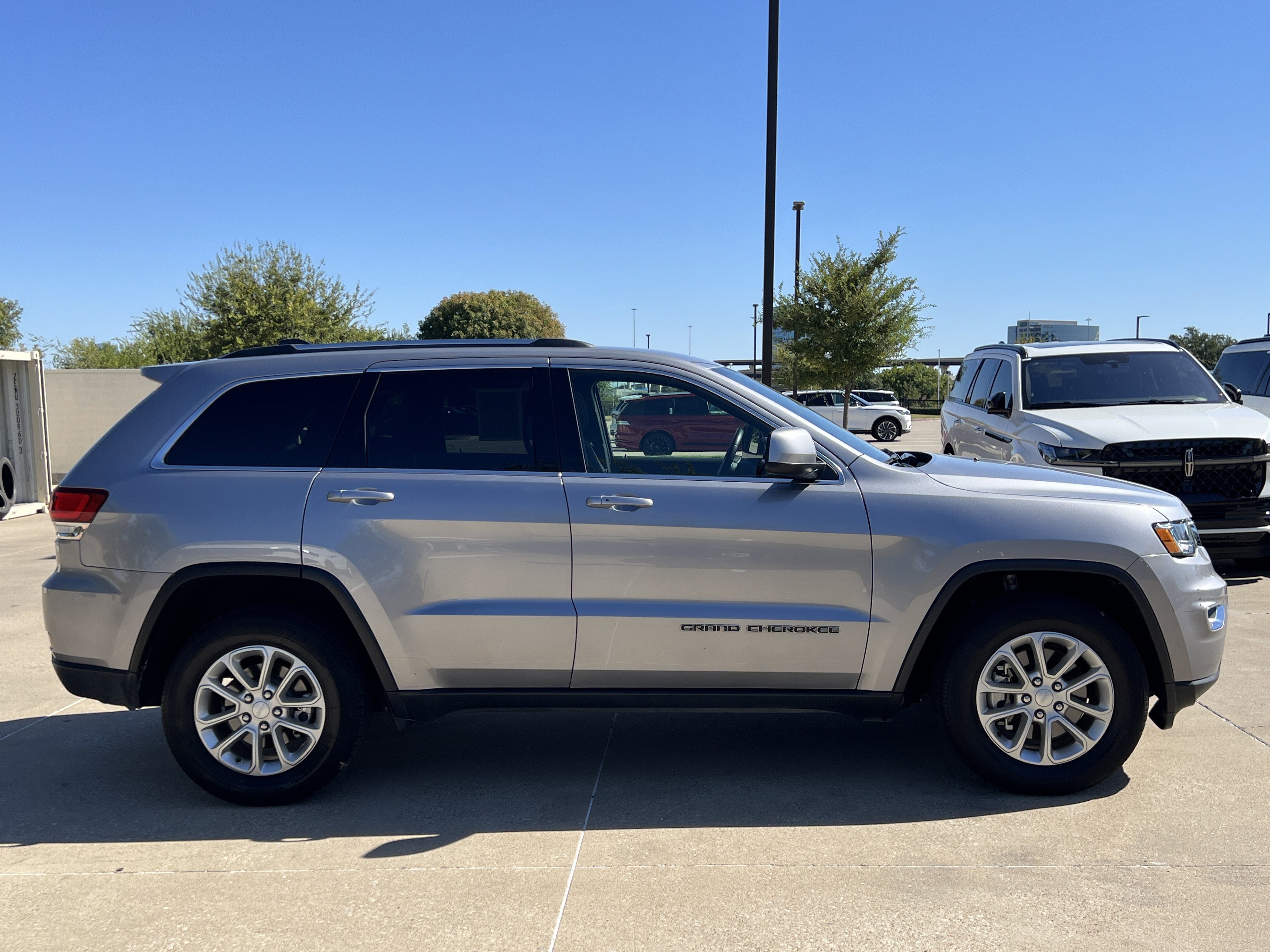 Used 2021 Jeep Grand Cherokee Laredo image 10