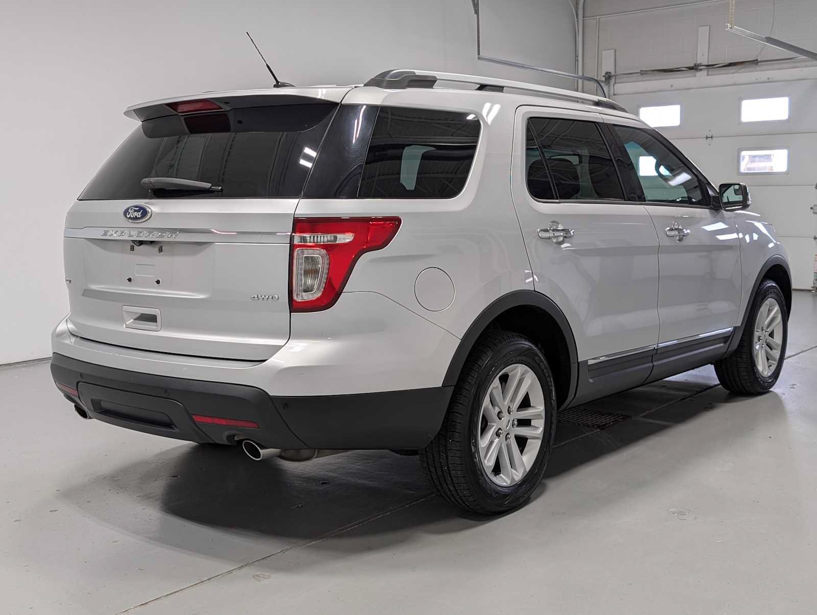 Used 2015 Ford Explorer XLT w/ Equipment Group 202B AWD/4WD image 7