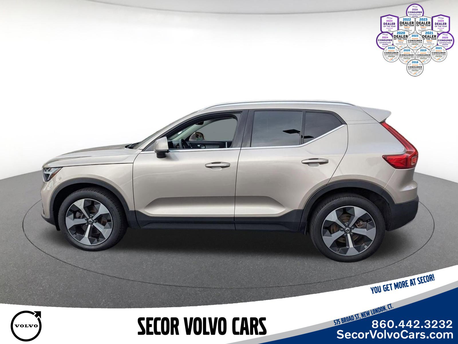 Certified 2023 Volvo XC40 B5 Plus AWD/4WD image 7